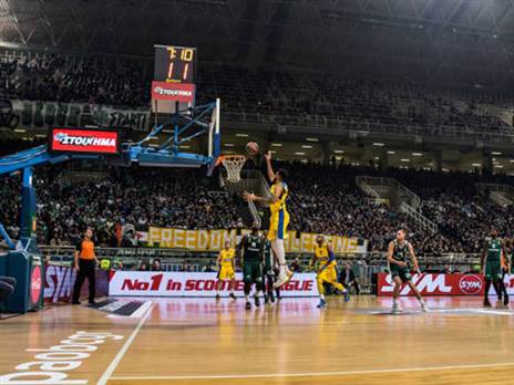 שלט למען פלסטין מול מכבי ב-2017 (GETTY)
