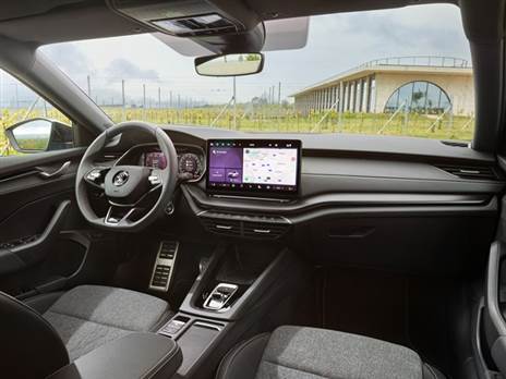 לא הרבה השתנה כאן. ברמת הגימור הבכירה ישנו מסך מגע "13