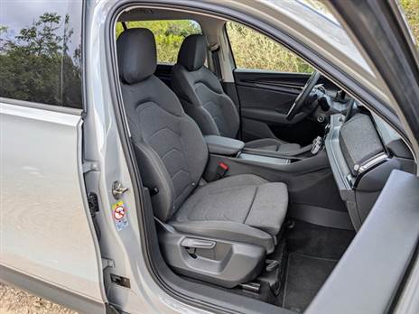 מושבים קדמיים רחבים, תומכים ונוחים