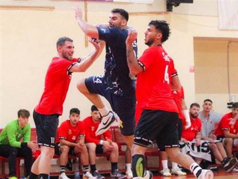 שון סולומון ואור פרקש מאשדוד עוצרים את לידור פסו מחולון (צילום: אגם לוי, איגוד הכדוריד)