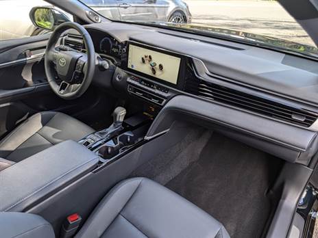 עיצוב הפנים יותר מודרני, אבל לא חדשני. גם איכות החומרים וההרכבה לא קרובה לפרימיום