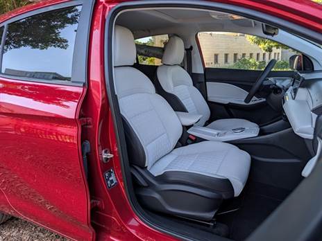 מושבים קדמיים נוחים. בגרסה הבכירה גם מחוממים