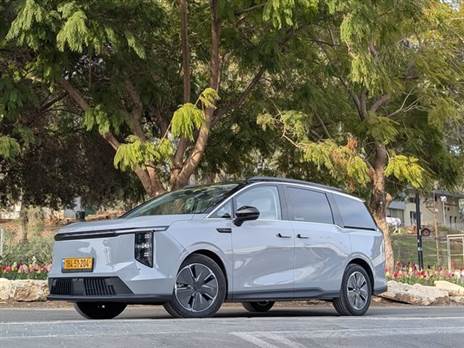 האם תוותרו על הג`יפון 7 מקומות עבור מיניוואן שימושי יותר?