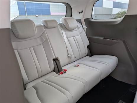 שורה השלישית תצליחו להכניס שלושה מבוגרים, אבל הכניסה לשם פחות נוחה