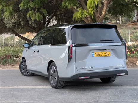 מאחור השקיעו מחשבה בעיצוב יחידות התאורה ובכל מיני זוויות