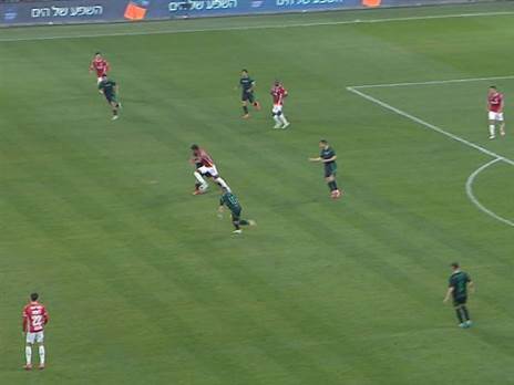 השער הראשון: לוקאס ונטורה באיבוד לא אופייני סמוך לרחבת ב“ש