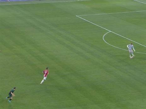 השער השני: ניב אליאסי מרחיק הישר לרגליו של דולב חזיזה