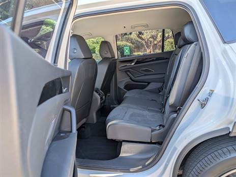 שורה שנייה שתתאים לשלושה מבוגרים