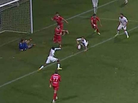 קינגסלי כובש לאחר בלגן גדול ברחבה של רעננה