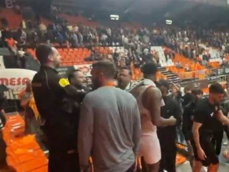 כוחות האבטחה הגיעו ליציע