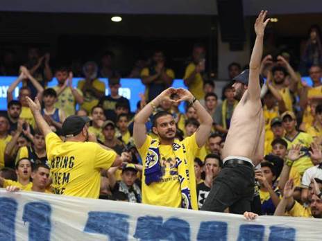 עומר ונקרט ביציע אוהדי מכבי ת“א (צילום: מכבי ת“א)