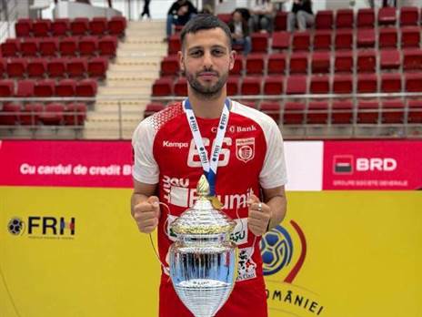 יואב לומברוזו עם הגביע (צילום: פרטי)