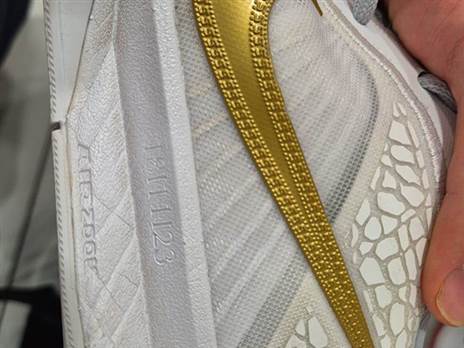 נעלי המשחק של שניידרמן עם תאריך נפילתו של פרידמן (צילום: פרטי)