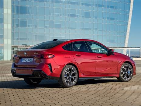 קופה ארבע דלתות עם הנעה קדמית או כפולה