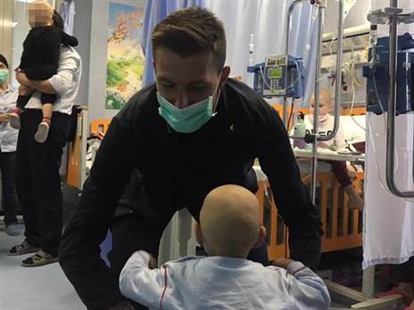 לא שוכח מה הוא עבר (צילום מסך)