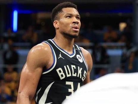 רמז על הישארות? יאניס (GETTY)