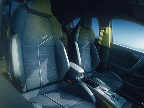 מושבים ספורטיביים עם תפירה צהובה, בכל זאת צריך לרמוז לעבר המפואר