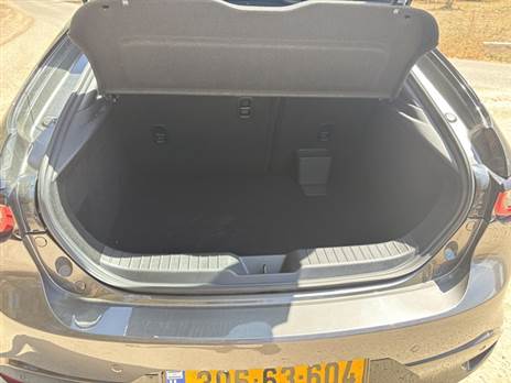 רק 295 ליטר בתא המטען. יש מכוניות סופר-מיני עם יותר ליטרים מאחור