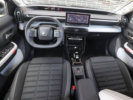 בסיטרואן יש ריפוד בד משולב עור וגם מערך מתלים מתקדם לשיפור הנוחות