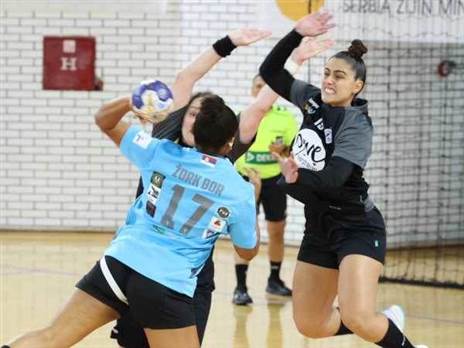 שרון אקלר ואנה לזינסקי מרמת גן במפגש מול זורק בור הסרבית. (צילום - Digital 030)