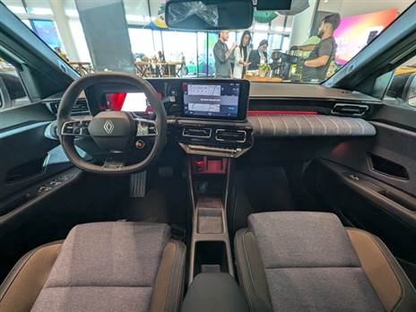 גם בתא הנוסעים הקשר לסבתא נוכח