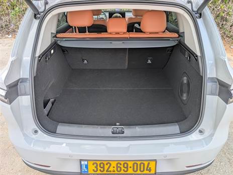 תא מטען גדול ושימושי, בגודל זהה לגרסה החשמלית