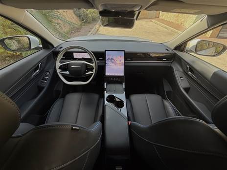 תא הנוסעים מרגיש איכותי, אך האווירה קודרת