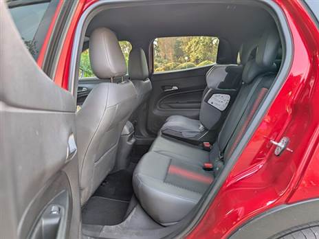 מאחור כבר צפוף, וגם אין פתחי מיזוג. אפילו ילדים לא בהכרח יגיעו לידית הפתיחה שהוטמעה בדלת