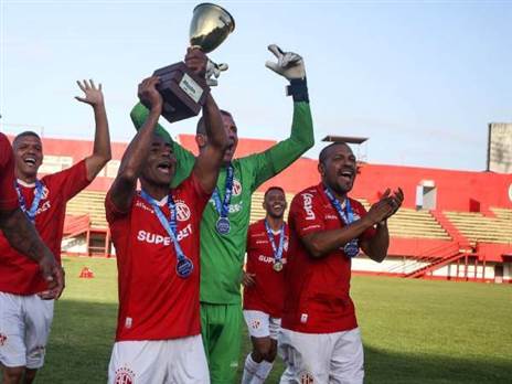 מטדי, בלומפילד ודוחא - לשחק עם רומאריו (America Football Club)