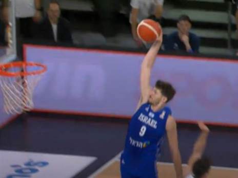 יחד עם סורקין שהוסיף דאנק עוצמתי (Photo by Stephanie Wunderl/FIBA via Getty Images)