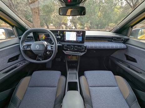 עיצוב מודרני מבפנים, אבל הוותיקים שבכם יזהו מה רנו עשו שם עם התפירה שמול הנוסע