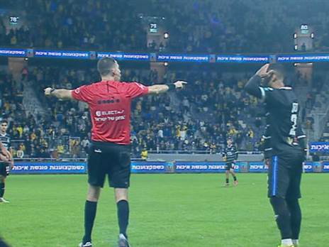 הפסיקה לפנדל לאחר בדיקת ה-VAR