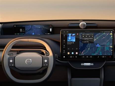 לוח מחוונים צר מעל גובה קו ההגה ומערכת מולטימדיה כולל סייען Gemini של גוגל