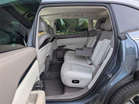 זיקר 7X: מרווח עצום לכל כיוון, והיחיד כאן עם וילון נגלל לגג הפנורמי