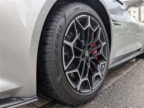 צמיגי פירלי P זירו יוצרים אחיזה טובה, אבל לא משהו שמכת “גז“ קטנה לא תשחרר את הזנב