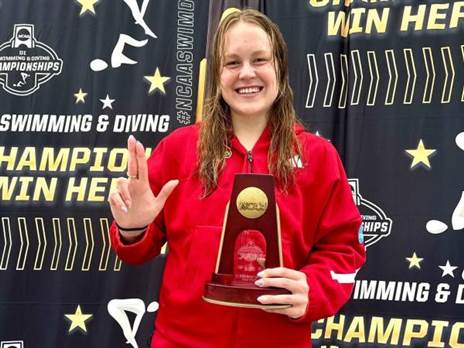 אנסטסיה גורבנקו חוגגת עוד מדליה (התמונות באדיבות - Louisville Athletics)