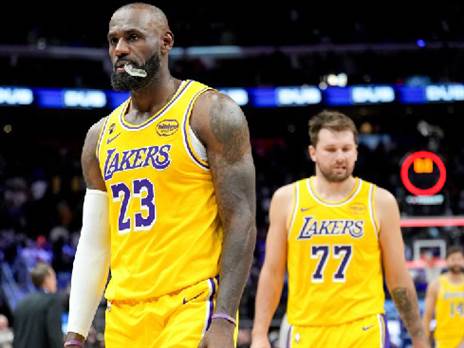 הלייקרס נעצרו בדטרויט, וומבי כיכב במיאמי