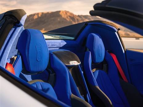 בקורבט “גרנד ספורט“ לקחו את צבעי הדגל האמריקאי צעד אחד קדימה...