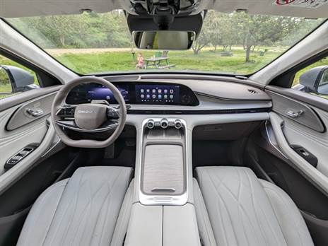 שילובי חומרים וצבעים שמקנים תחושת פרימיום