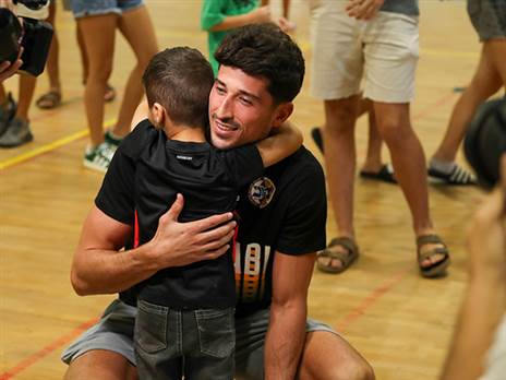 “הלב יוצא אל המשפחות השכולות“ (תמונה: מכבי ת“א)