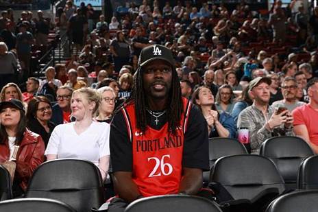 הולידיי. מזכיר לפייטון את עצמו (Cameron Browne/NBAE via Getty Images)