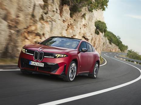 ויש גם גרסה ספורטיבית חדשה M60 xDrive שהגיעה גם ל-iX3