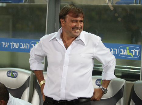 אלישע לוי (אורטל דהן). יעדיף לעבור לחו"ל?