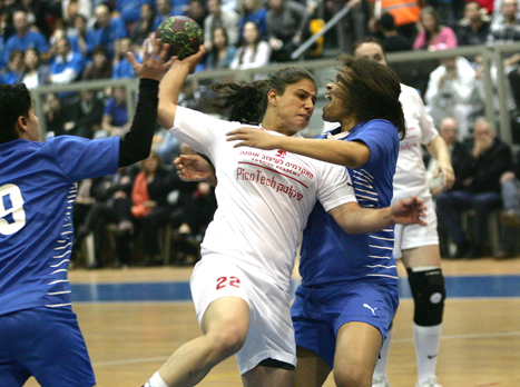 שחזור הגמר מאשתקד. בנות הרצליה וראשל"צ (באדיבות דוד פליגל, אתר איגוד הכדוריד)