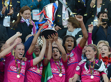 שחקניות ליון, הגביע נשאר אצלן (gettyimages)