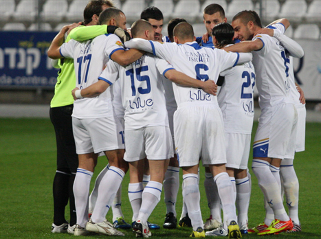 מוכנים לכבוש את היבשת. שחקני ק"ש  (אדריאן הרבשטיין)