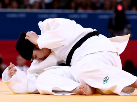 שהרחני בודקת שהכיסוי במקומו (gettyimages)