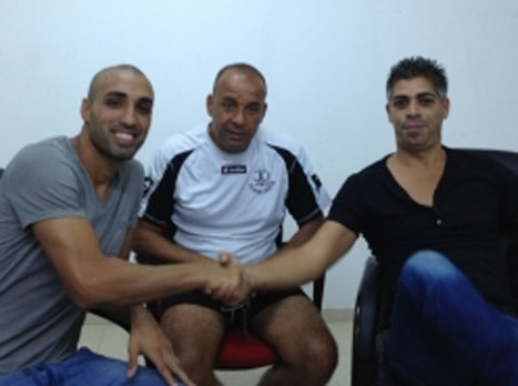 ג'אן במעמד החתימה עם מחפוד וללוז. (ניר בוקסנבוים)