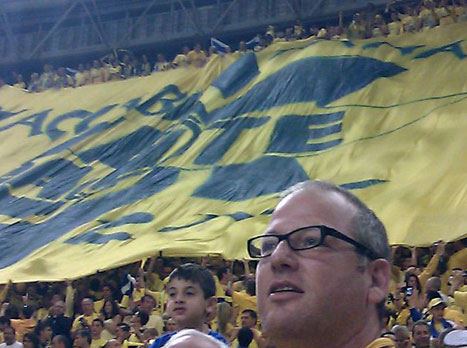 ארגמן ביציע אוהדי מכבי ת"א (צילום מסך)