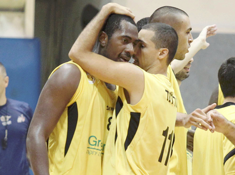 אורלנד נפרד ממיצ'ל (אלן שיבר)